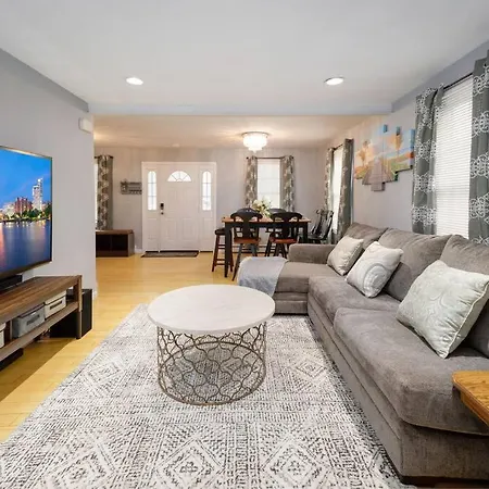 Convenient Braintree Home - 3 Bedroom Sleeps 8